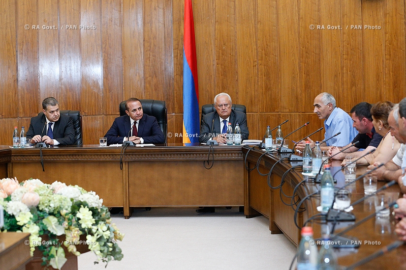Правительство РА: Премьер-министр Овик Абрамян принял работников завода «Наирит»