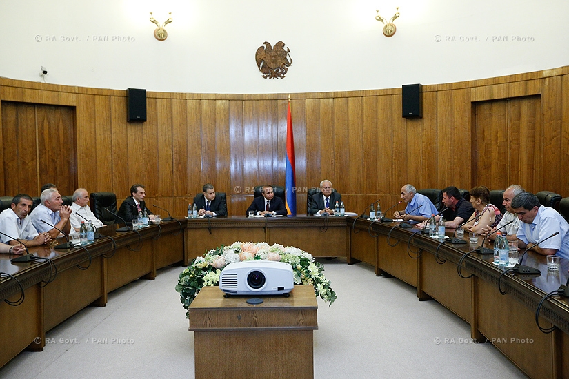 Правительство РА: Премьер-министр Овик Абрамян принял работников завода «Наирит»