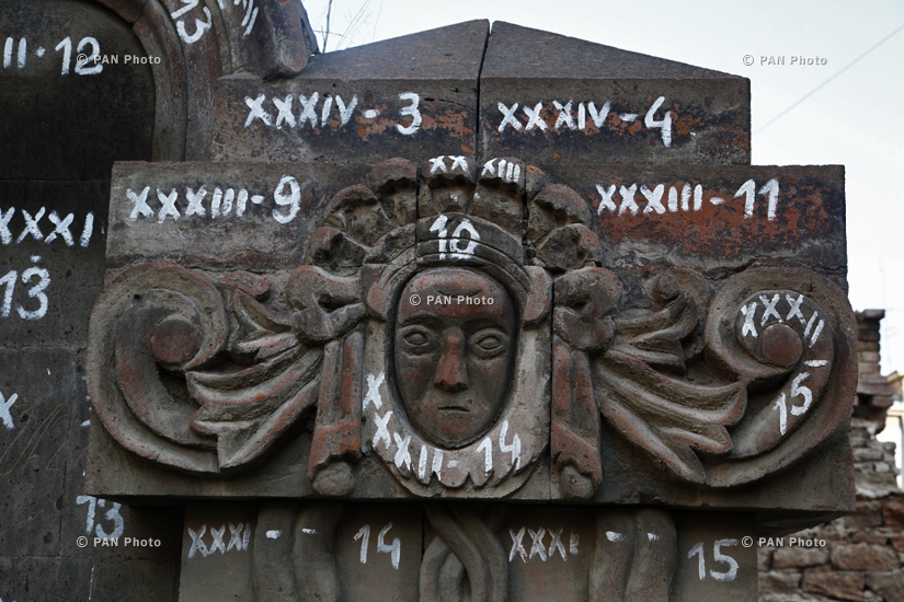  Details and bás-reliefs of the House of Afrikyans