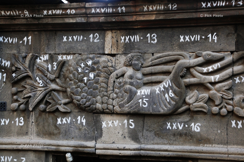  Details and bás-reliefs of the House of Afrikyans
