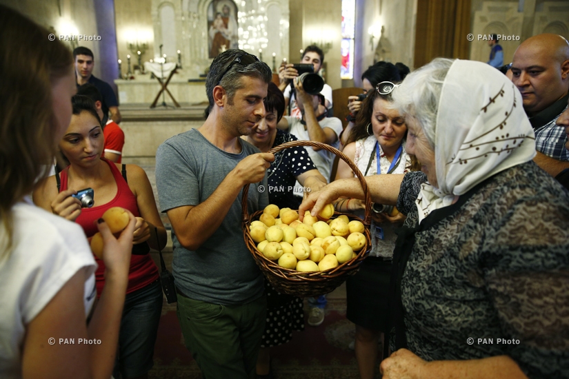 Церемония освящения абрикосов во время открытия 11-го фестиваля «Золотой абрикос» 