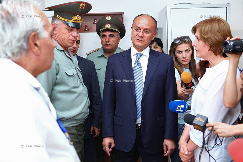 Министр обороны Армении Сейран Оганян посетил центральный сборный пункт 