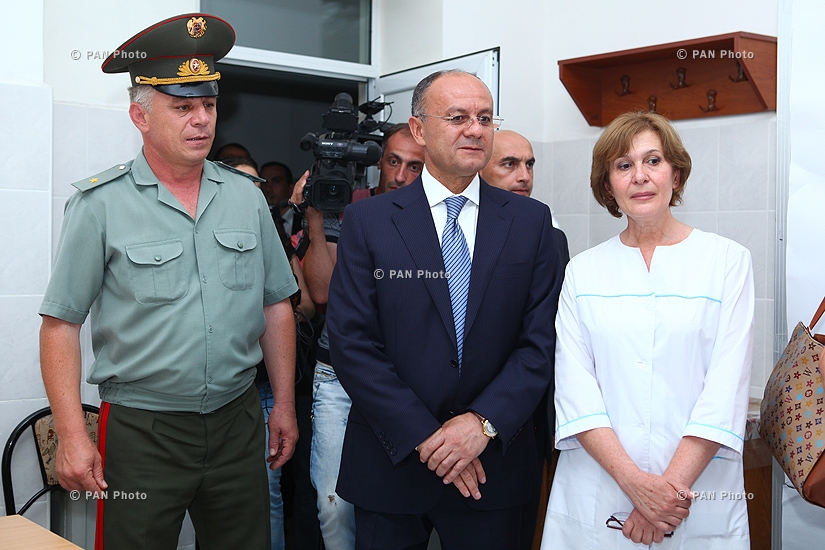 Министр обороны Армении Сейран Оганян посетил центральный сборный пункт 