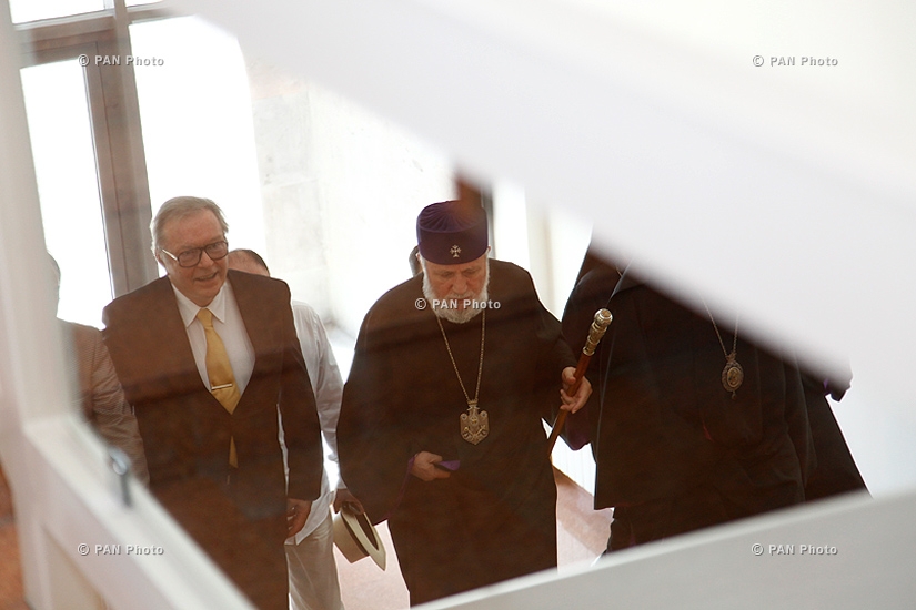 Կաթողիկոսը Քշիշտոֆ Զանուսիին  շնորհեց եկեղեցու «Եղիցի լույս» մրցանակը. 11-րդ «Ոսկե ծիրան» կինոփառատոն