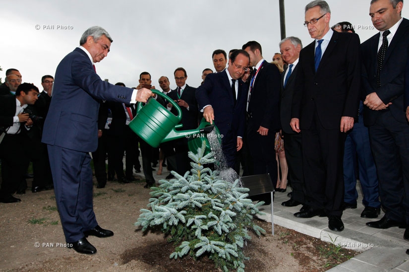 Президент Франции Франсуа Олланд посетил мемориальный комплекс Цицернакаберд