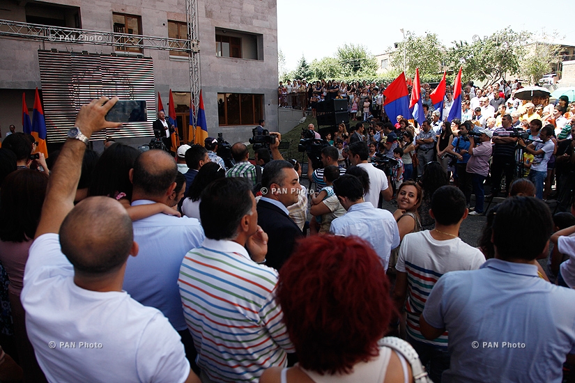 President Serzh Sargsyan attends new residential building opening ceremony