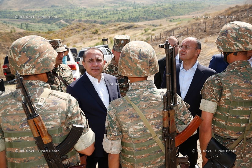 Правительство РА: Премьер Овик Абрамян с министром обороны Сейраном Оганяном посетилии приграничные общины Тавушской области 