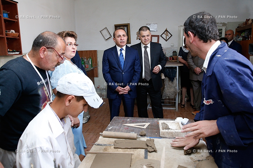 Правительство РА: Премьер Овик Абрамян посетил центр по уходу за детьми с ограниченными умственными возможностями