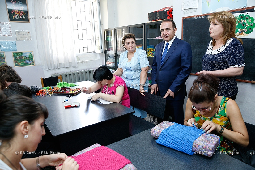 Правительство РА: Премьер Овик Абрамян посетил центр по уходу за детьми с ограниченными умственными возможностями