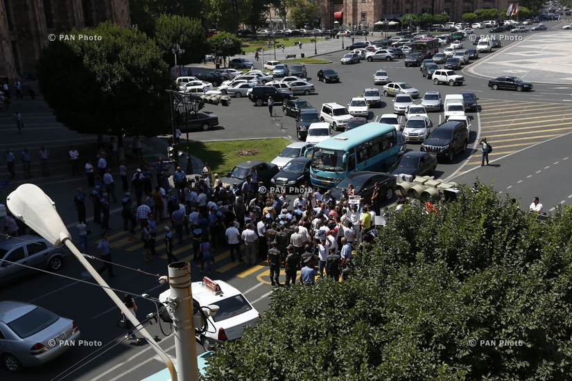 Акция протеста живущих в Армении езидов перед зданием Правительства