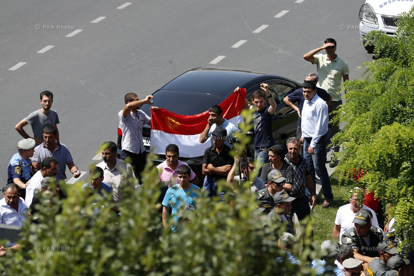 Yezidis protest at government building