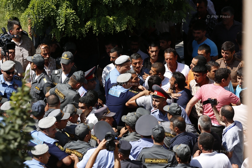 Yezidis protest at government building