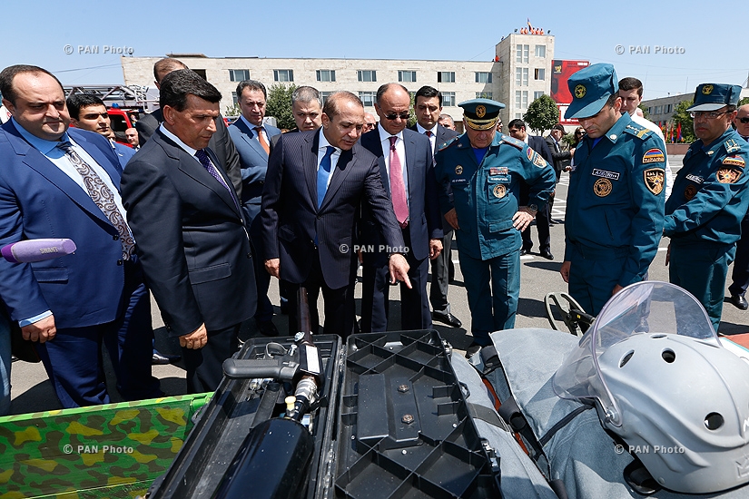 Правительство РА: Премьер-министр Овик Абрамян посетил Министерство по чрезвычайным ситуациям