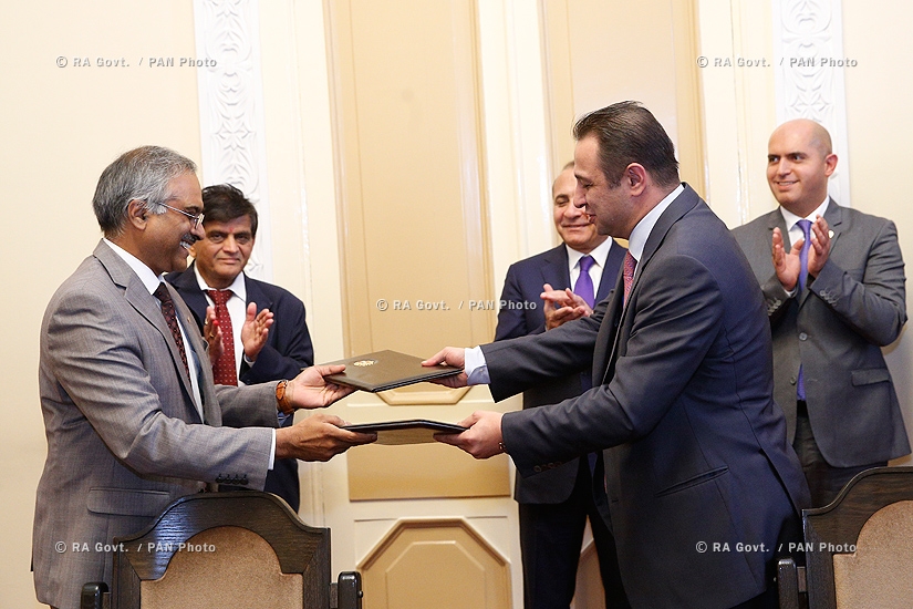Правительство РА: Премьер-министр Овик Абрамян принял недавно назначенного посла Индии Суреша Бабу