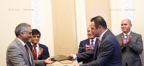 Правительство РА: Премьер-министр Овик Абрамян принял недавно назначенного посла Индии Суреша Бабу