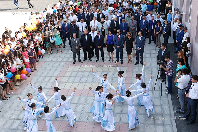 Правительство РА: Премьер Овик Абрамян принял участие в открытии новопостроенных школ города Масис и Вардашена