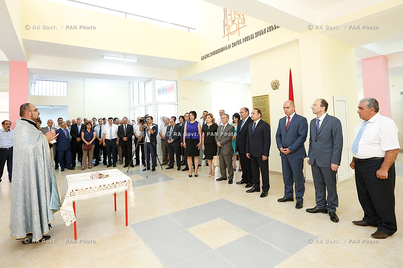 Правительство РА: Премьер Овик Абрамян принял участие в открытии новопостроенных школ города Масис и Вардашена