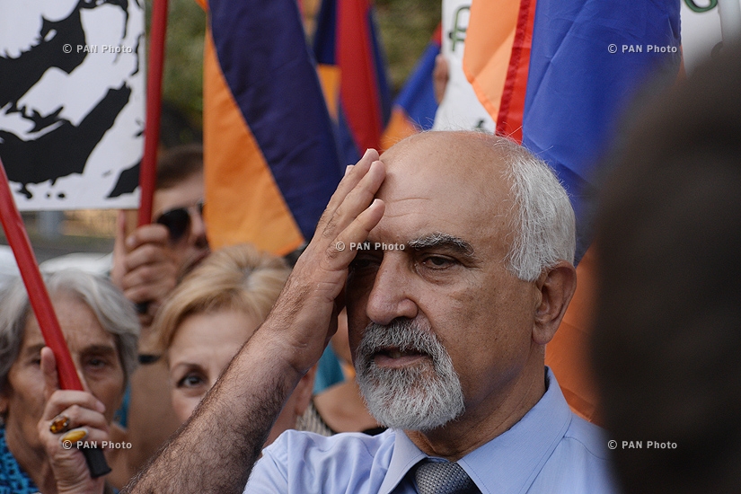 Пресс-конференция Паруйра Айрикяна перед резиденцией президента Армении 