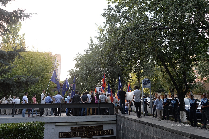 Press conference of Paruyr Hayrikyan in front of president’s residence 