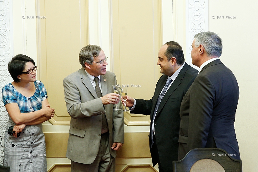 Посол США в Армении Джон Хефферн и министр юстиции Армении Ованес Манукян полписали соглашение о сотрудничестве в сфере судебно-правовых реформ