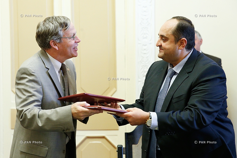  U.S. Ambassador to Armenia John Heffern and minister of justice Hovhannes Manukyan sign a cooperation agreement in the field of judicial reforms