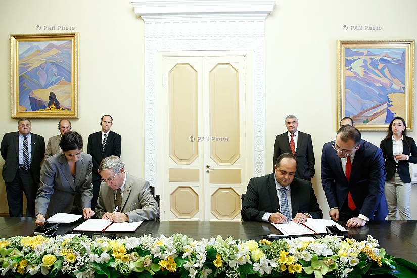 Посол США в Армении Джон Хефферн и министр юстиции Армении Ованес Манукян полписали соглашение о сотрудничестве в сфере судебно-правовых реформ