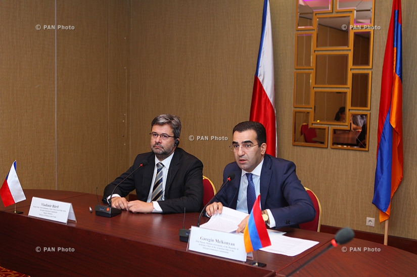 Deputy Minister of Economy of Armenia Garegin Melkonyan and Deputy Minister of Industry and Trade of Czech Republic Vladimir Bartl sign a protocol