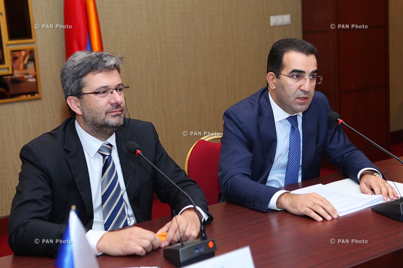 Deputy Minister of Economy of Armenia Garegin Melkonyan and Deputy Minister of Industry and Trade of Czech Republic Vladimir Bartl sign a protocol