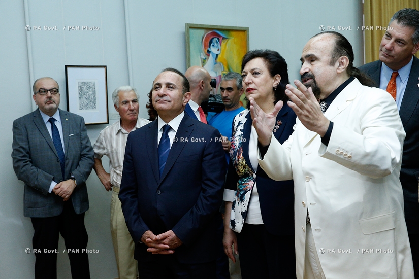 Правительство РА: Премьер Овик Абрамян принял участие в открытии выставки Даниеля Варужана Эджиняна