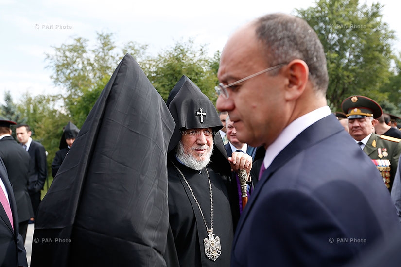 Высокопоставленные лица Армении и НКР в честь Дня независимости РА посетили пантеон «Ераблру»