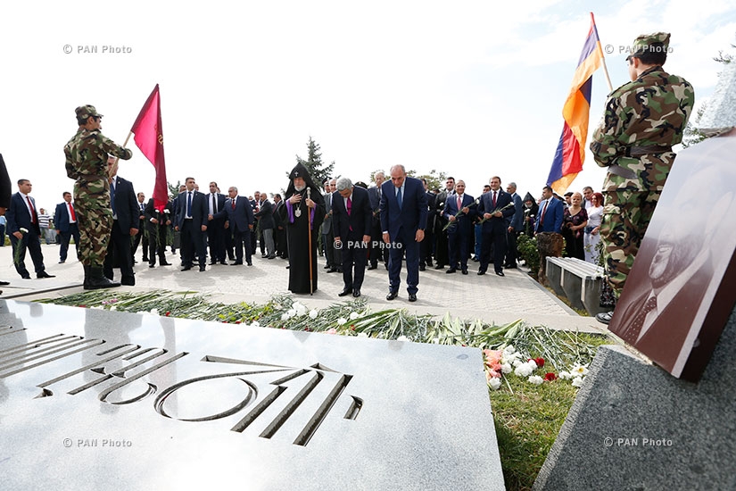 Высокопоставленные лица Армении и НКР в честь Дня независимости РА посетили пантеон «Ераблру»