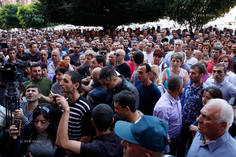 Правительство РА: Премьер Овик Абрамян принял коммерсантов, осуществляющих деятельность на ярмарках