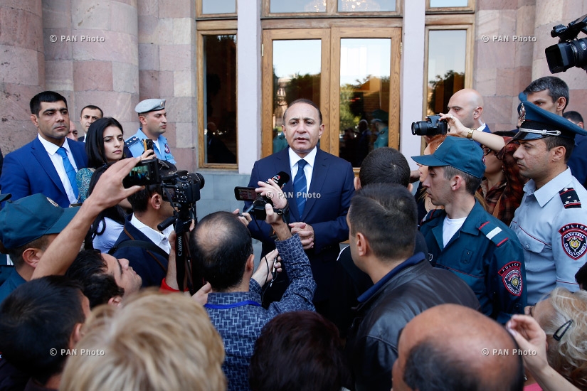 RA Govt.: Armenian PM Hovik Abrahamyan receives trade fair-engaged entrepreneurs 