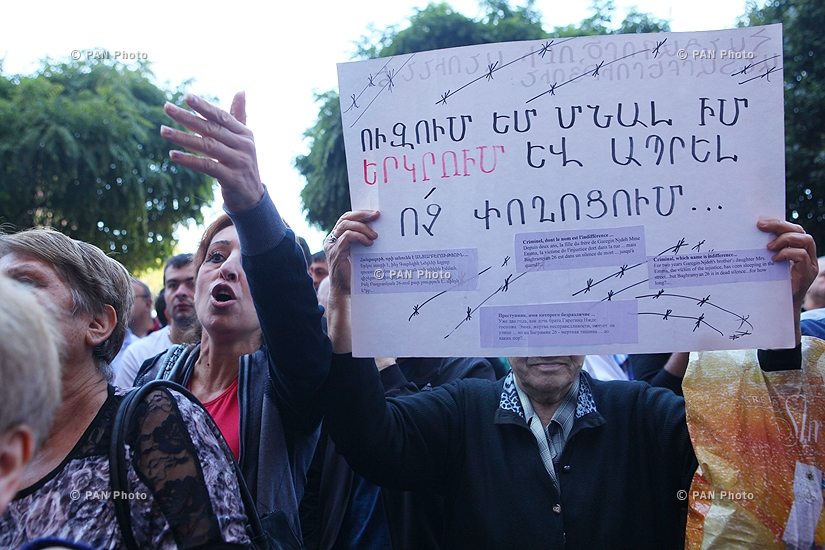 Տոնավաճառների աշխատակիցների բողոքի ցույցը կառավարության շենքի դիմաց