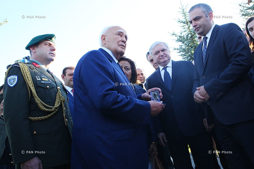 Հունաստանի նախագահ Կարոլոս Պապուլիասն այցելել է Ծիծեռնակաբերդի հուշահամալիր