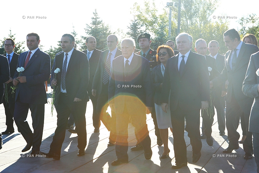 Президент Греции Каролос Папульяс посетил мемориальный комплекс Цицернакаберд 