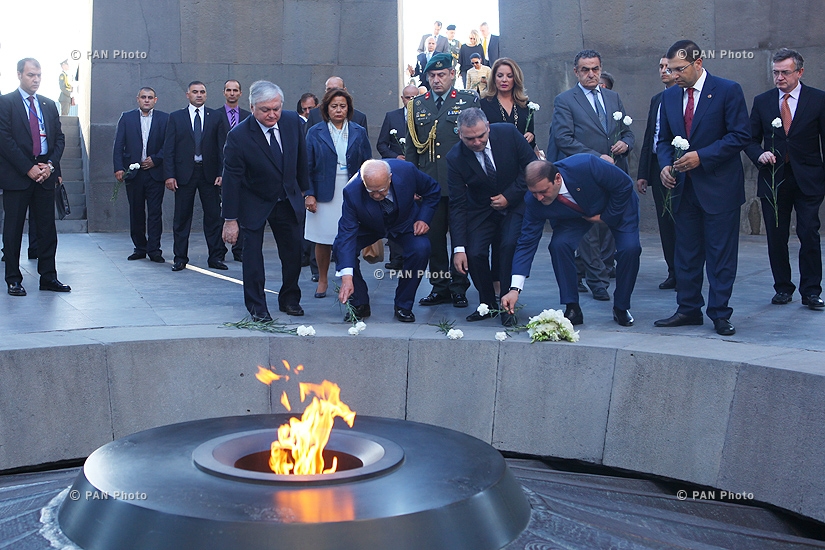 Greece President Karolos Papoulias visits Tsitsernakaberd memorial