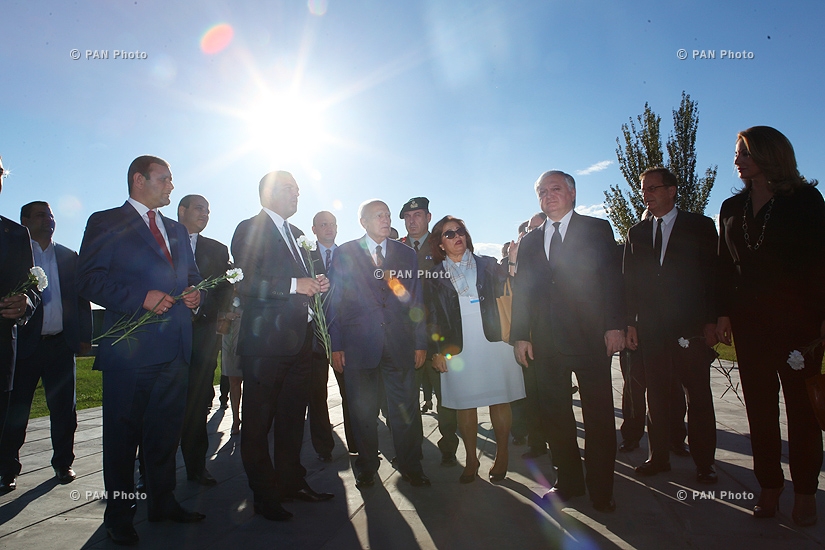 Greece President Karolos Papoulias visits Tsitsernakaberd memorial