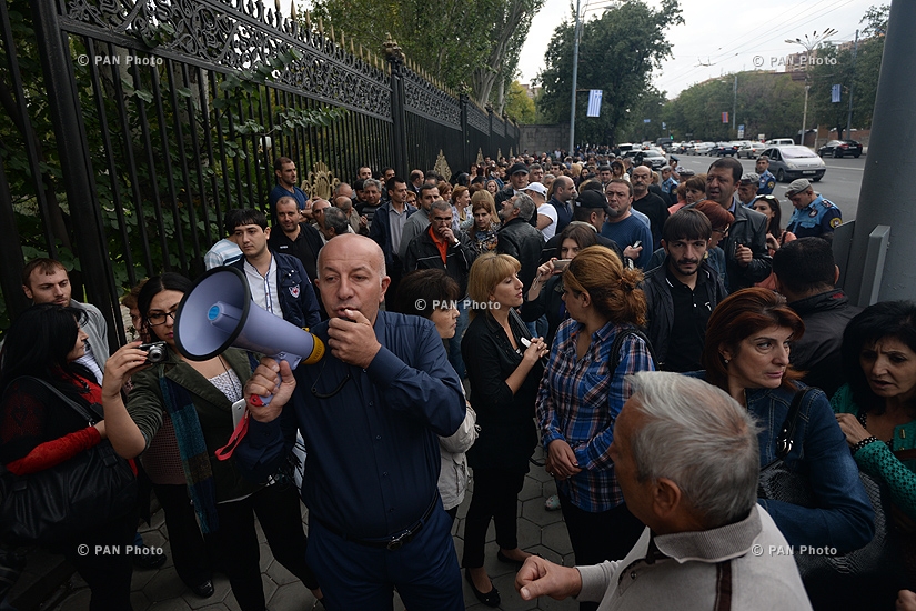 Traders of Yerevan protest outside Armenian parliament