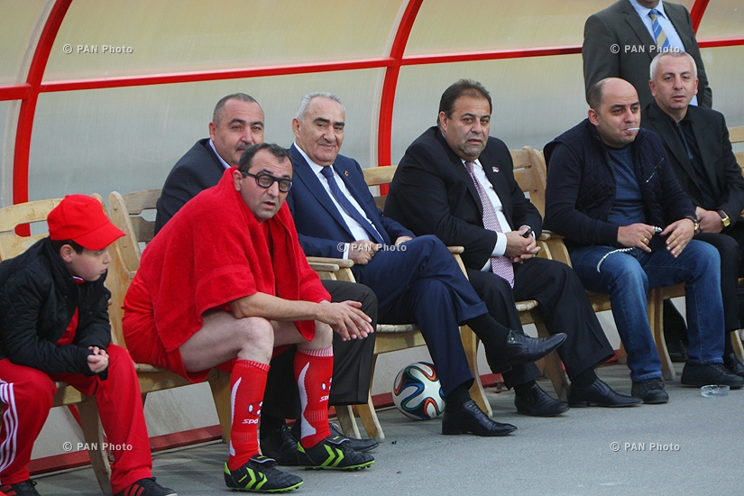 Футбольная встреча между армянскими журналистами и депутатами парламента Армении