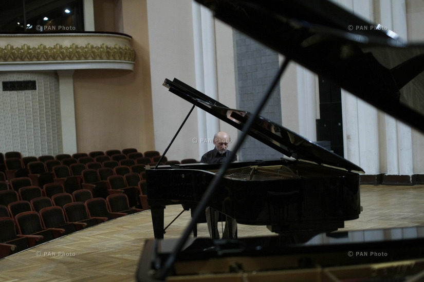 Репетиция сольного концерта русского пианиста Алексея Любимова