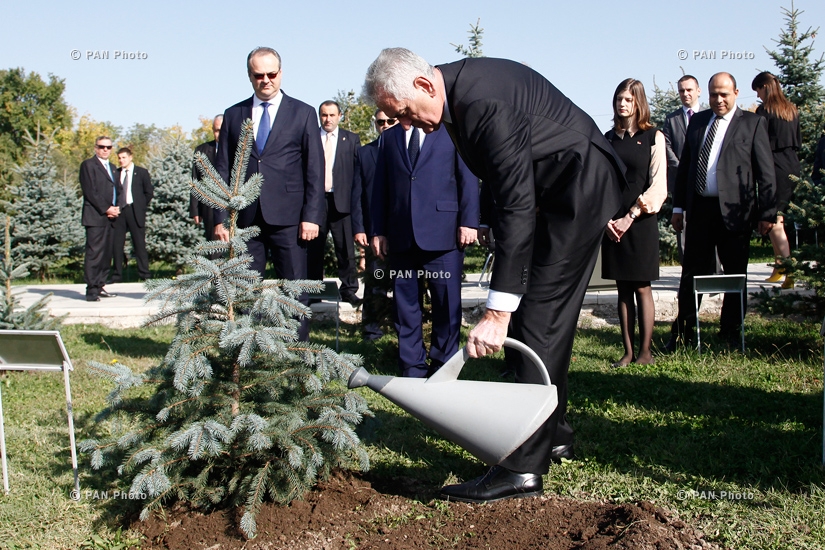 Serbian President Tomislav Nikolić  visits Tsitsernakaberd memorial