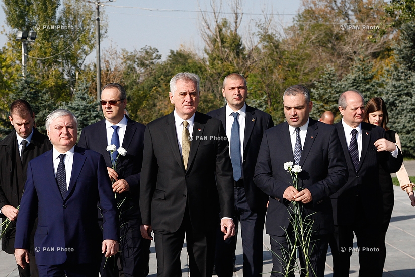 Президент Сербии Томислав Николич посетил мемориальный комплекс Цицернакаберд