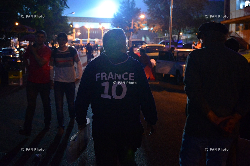 Фанаты перед футбольным матчем Армения-Франция