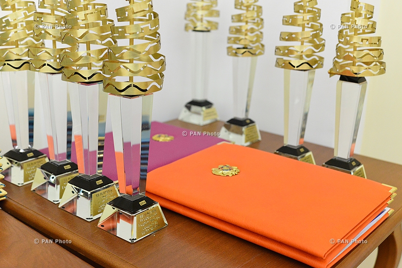 Президент Серж Саркисян вручил образовательные премии в сфере информационных технологий ученикам старших школ и студентам вузов