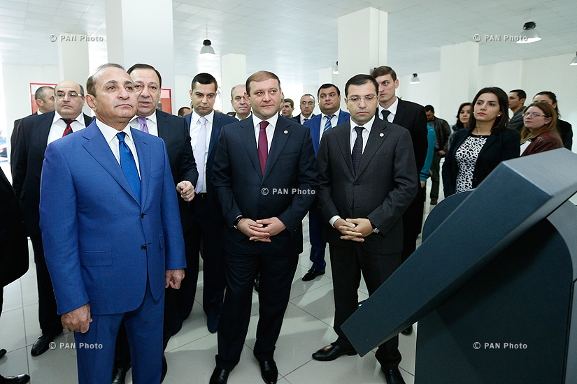 Правительство РА. Премьер-министр Армении Овик Абрамян посетил новый офис комитета кадастра