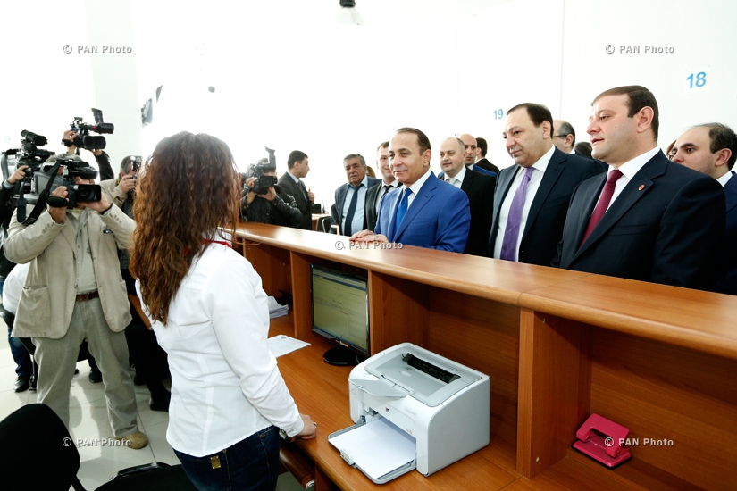 Правительство РА. Премьер-министр Армении Овик Абрамян посетил новый офис комитета кадастра