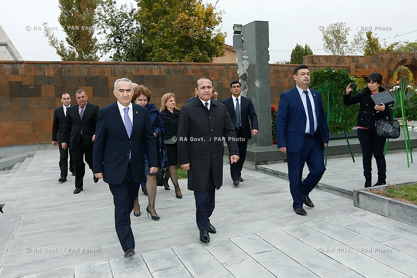 Правительство РА: Премьер-министр Овик Абрамян отдал дань уважения памяти жертв злодеяния 27 октября