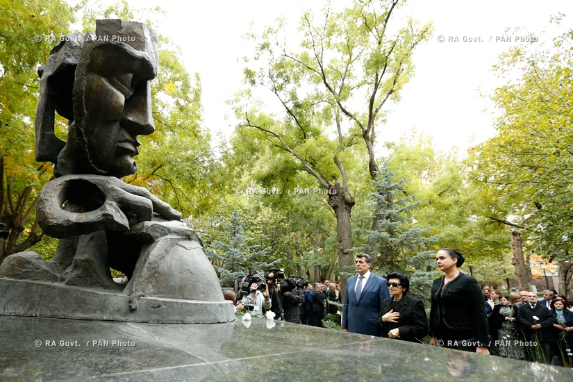 Правительство РА: Премьер-министр Овик Абрамян отдал дань уважения памяти жертв злодеяния 27 октября