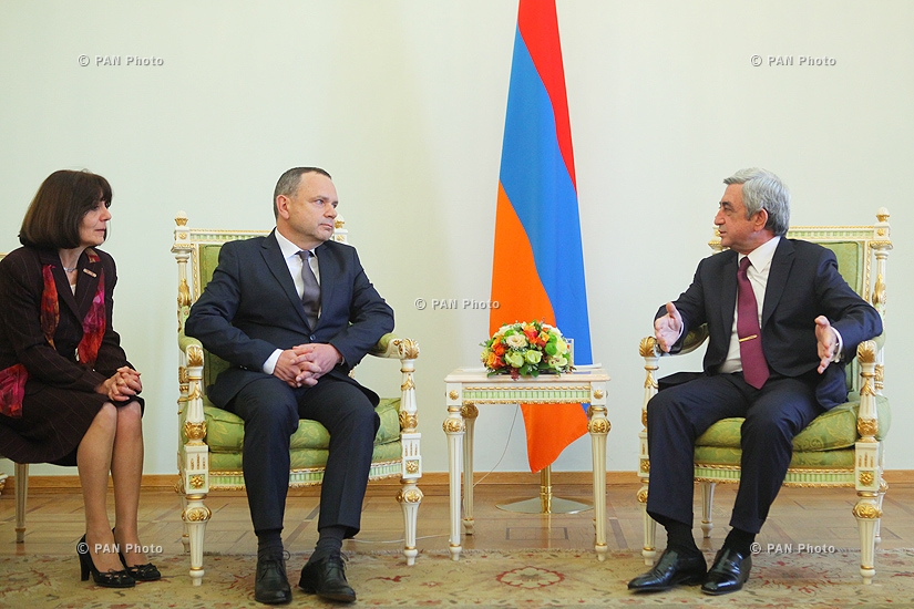 Новоназначенный посол Франции в Армении Жан-Франсуа Шарпантье вручил верительные грамоты президенту Армении Сержу Саркисяну
